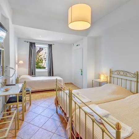 Konukevi Ethrion Ermoupoli