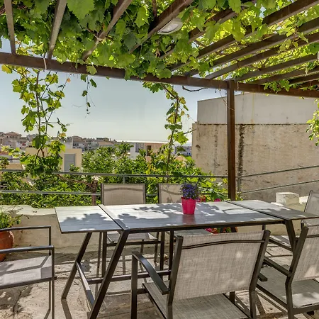 Ethrion Konukevi Ermoupoli