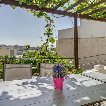 Konukevi Ethrion Ermoupoli